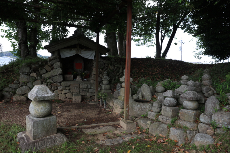 忍供養　壬生野　音羽（音羽半六宗重）種生　弥勒寺　雨乞山　阿波（植田豊前守）